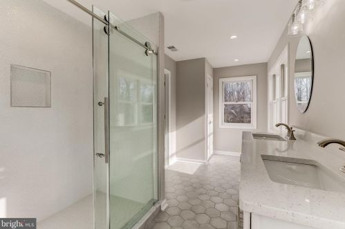 6125 Wooded Run Dr, Columbia MD 21044-3800 exterior