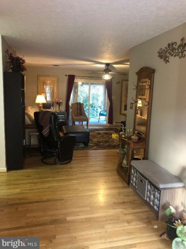 98 Chariot Ln, Falling Waters, WV 25419-3691