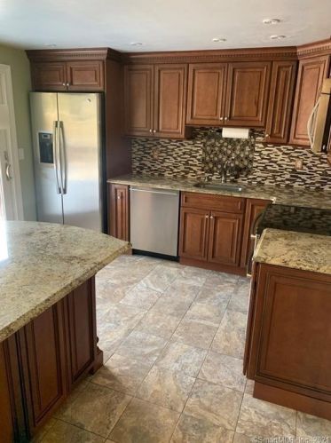 10 Sleepyhollow Dr, Norwalk, CT 06851-3208