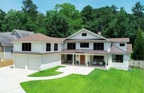106 Interlochen Dr, Atlanta, GA 30342-3703