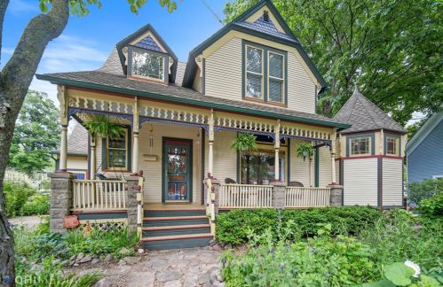 308 Calumet Ave, Valpo, IN 46383-4802