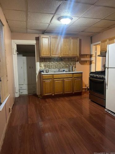 32 Yale St, Waterbury, CT 06704-1516