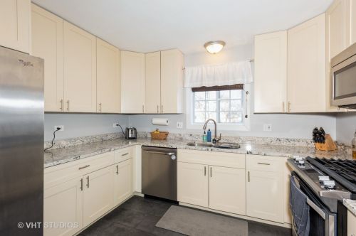 688 Shining Water Dr, Carol Stream, IL 60188-9142