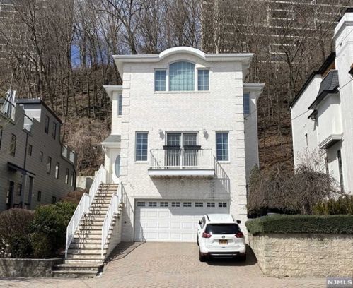 750 Undercliff Ave, Edgewater NJ  07020-1450 exterior