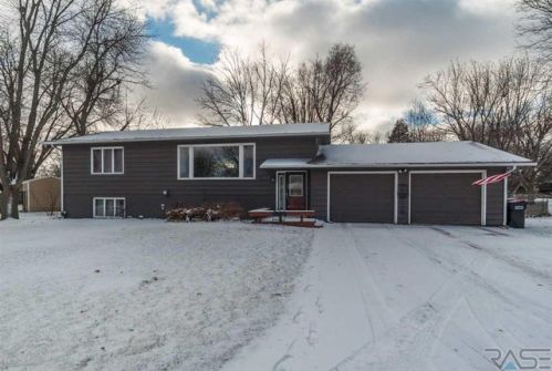 1204 Lark St, Corson, SD 57005-1408