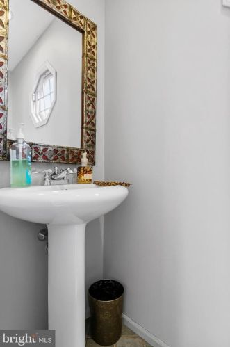 320 Chestnut St, Tavistock NJ 08033-1810 exterior