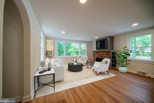 73 Bayberry Rd, Princeton, NJ 08540-7418