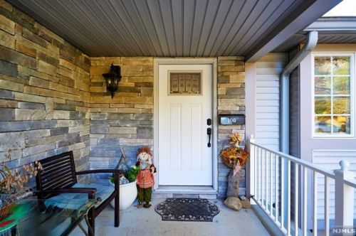 100 Pittis Ave, Allendale, NJ 07401-1521