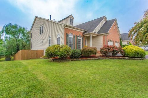 7015 Lucknow St, Gainesville, VA 20155-4886