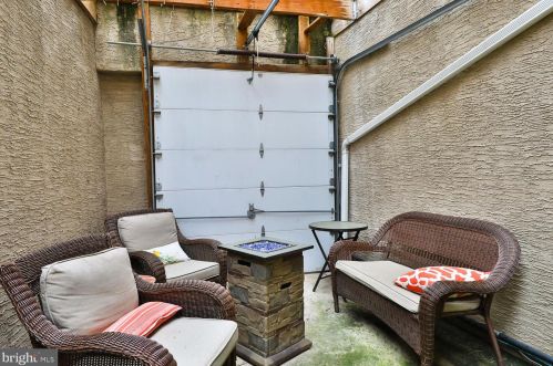 516 Carpenter St, Philadelphia PA  19147-4044 exterior
