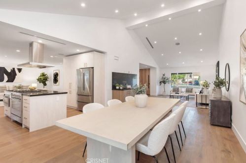 5243 Fulton Ave, Van Nuys CA  91401-5906 exterior