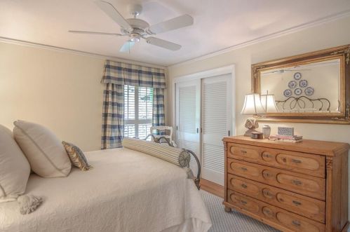 100 Finchley Ct, Atlanta GA  30328-2034 exterior