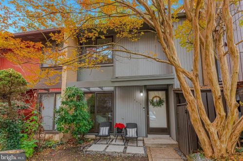 2210 Coppersmith Sq, Herndon, VA 20191-2306