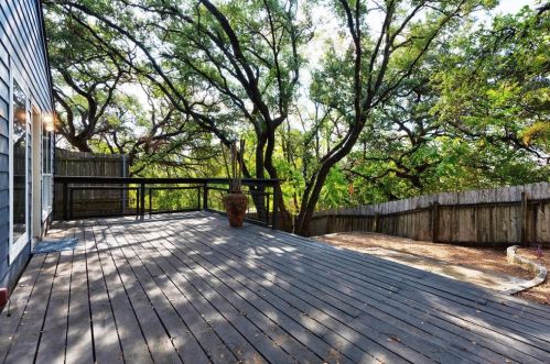 7302 Cave Holw, Austin TX  78750-8243 exterior