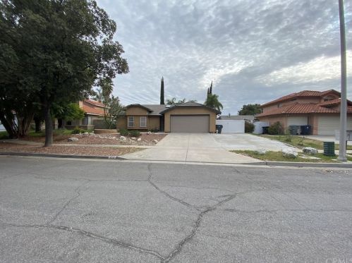 104 Yvette Ct, Redlands, CA 92374-1760