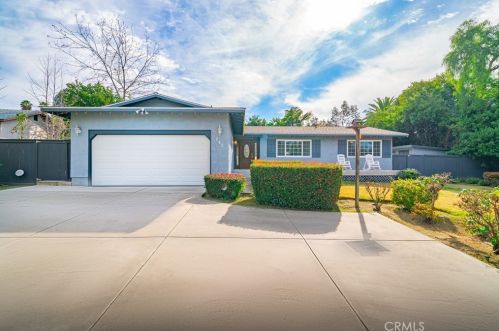242 Hannalei Dr, Vista, CA 92083-7627