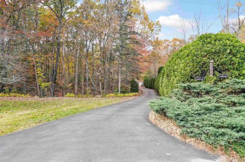 8 Windsor Blvd, Londonderry NH  03053-3662 exterior
