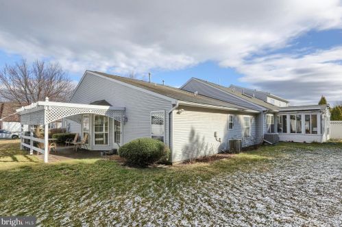 5 Thornhill Ct, Carlisle PA  17015-7669 exterior