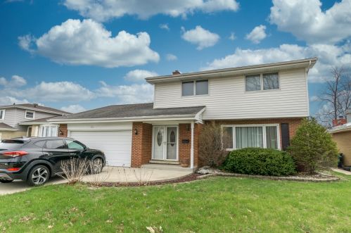 177 Flora Pkwy, Addison, IL 60101-2112