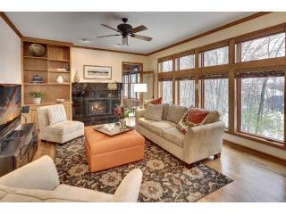 6340 Summit Cir, Chanhassen, MN 55317-9138