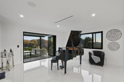 2434 Delisle Ct, Glendale CA  91208-2210 exterior