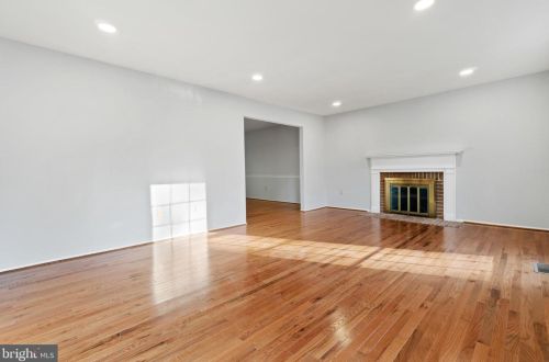 5835 Oakland Park Dr, Springfield VA  22015-2438 exterior