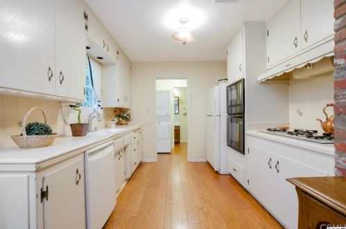 1750 Pacific Ave, Glendale CA  91202-1109 exterior