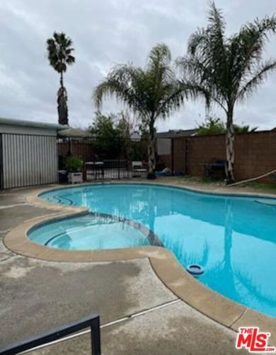 320 Aspen Ave, Rialto, CA 92376-5443
