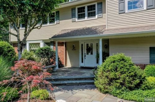 17 Deerfield Ter, Mahwah, NJ 07430-2820
