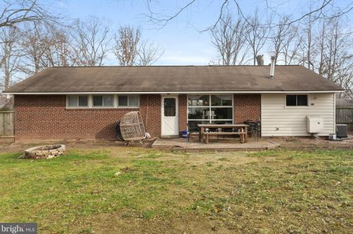 7204 Halifax Pl, Springfield VA  22150-3718 exterior