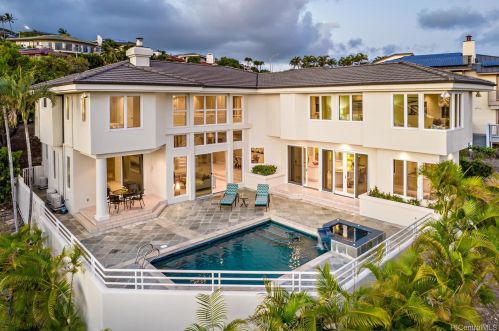 131 Maono Pl, Honolulu, HI 96821-2530