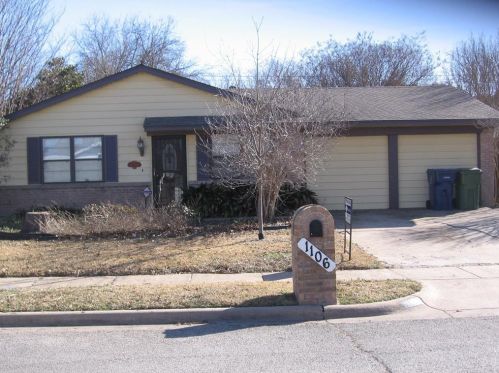 1106 Lourock St, Garland, TX 75040-9405