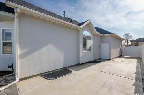 1238 Bateman Pt Dr, Taylorsville UT 84084-2590 exterior