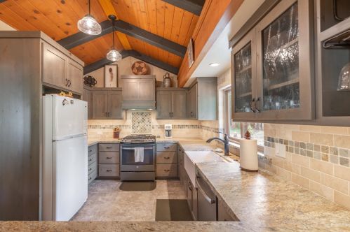 6860 Riv Rd, Truckee CA  exterior