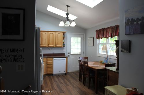 18 Garden Ter, Hazlet, NJ 07730-1012