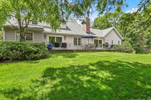 24 Martin Dl, Greenwich CT  06830-4742 exterior