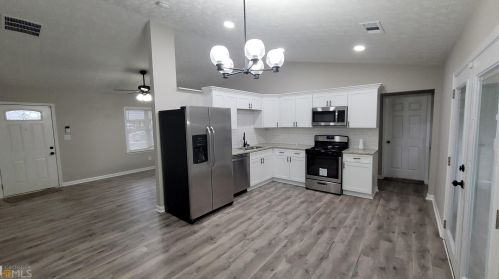 3260 Creekwood Dr, Rex GA  30273-2121 exterior