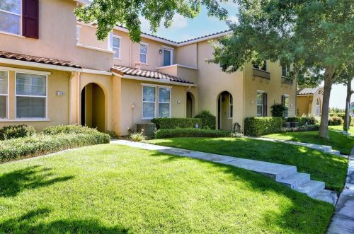 8500 Crystal Walk Cir, Elk Grove, CA 95758-8084