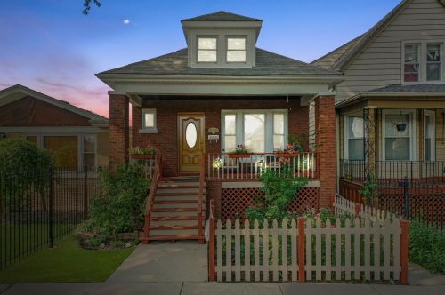 4444 Montana St, Chicago, IL 60639-1916