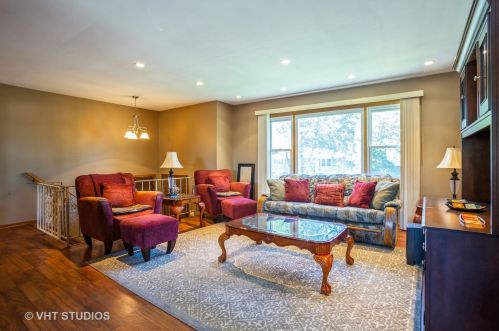 7371 East Ave, Hanover Park, IL 60133-3232