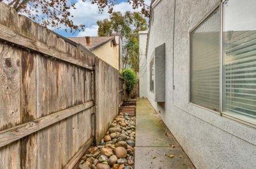 8616 Diamond Crest Ct, Elk Grove CA  95624-2848 exterior