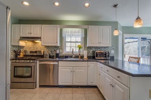 42 Sullivan Dr, Dover, NH 03820-2011