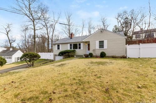 23 Felix Ln, Norwalk, CT 06850-1426