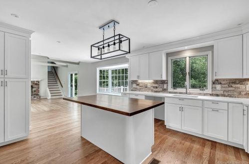 8 Captains Watch, Huntington CT  06484-5914 exterior