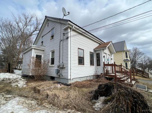 40 Chamberlain St, Brewer, ME 04412-1902