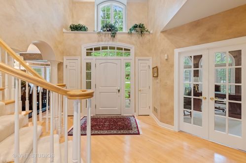 9301 Falling Waters Dr, Willowbrook IL  60527-0718 exterior