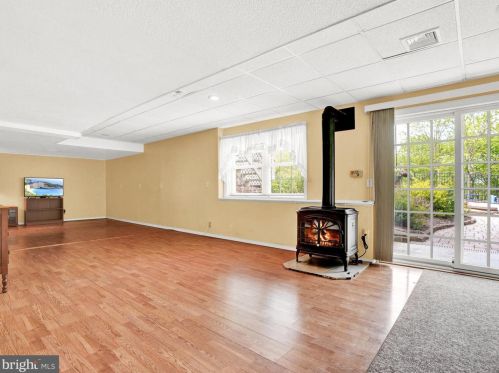 6 Meade Dr, Carlisle PA  17013-8124 exterior