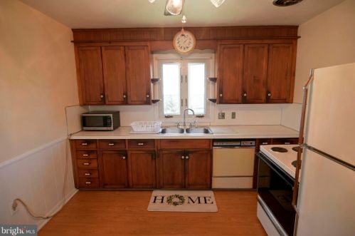 92 Lakedale Dr, Trenton NJ 08648-4421 exterior