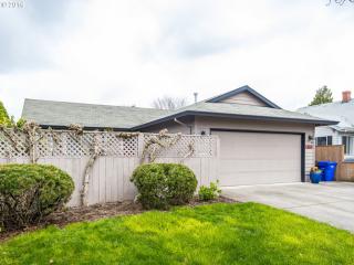 410 Gloucester St, Gladstone OR  exterior