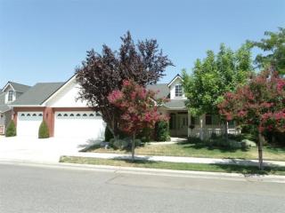 305 Serena Ave, Clovis, CA 93619-7681